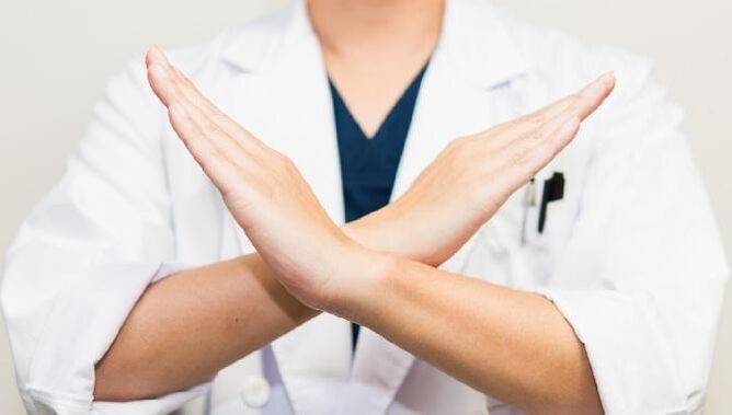 Der Arzt verbietet die Verwendung von Jod bei Schilddrüsenerkrankungen. 