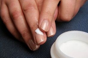 Nagelpilzbehandlung mit Salbe