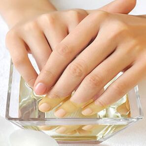 Nagelbad mit Apfelessig gegen Pilze