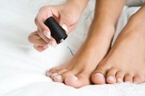 Nagellack zur Behandlung von Fußpilz